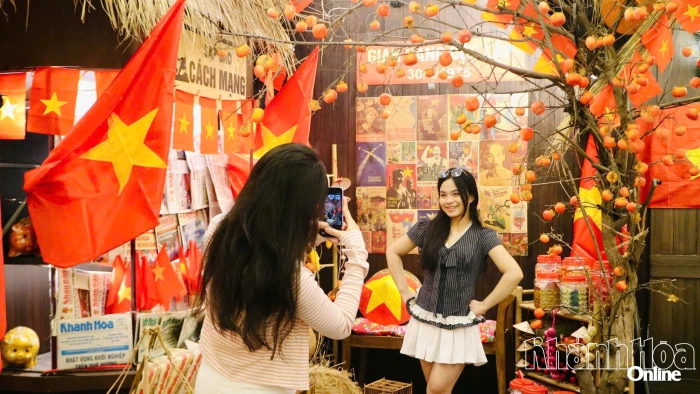 Các quán cà phê rực sắc đỏ, giới trẻ hào hứng check-in