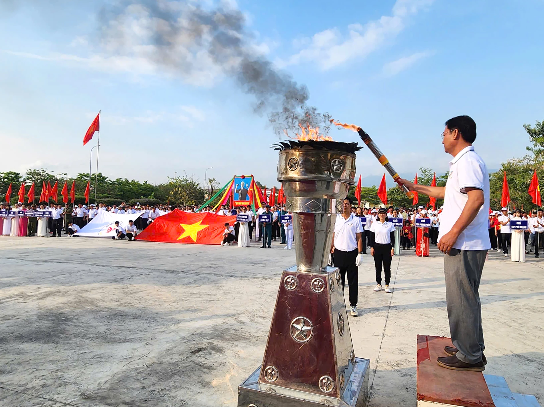 Lãnh đạo phường Hòa Thắng đốt ngọn đuốc Olympic khai mạc đại hội.