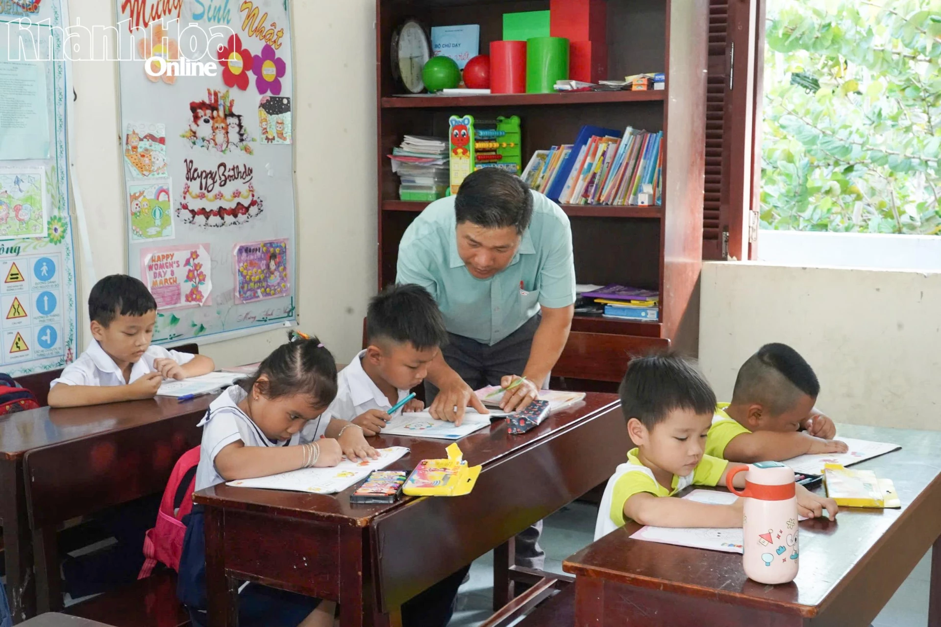 Giờ học của thầy và trò Trường Tiểu học Sinh Tồn. Ảnh: HỒNG NGUYỆT