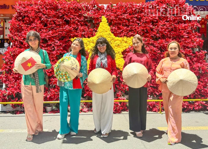 Check-in góc phố chào mừng đại lễ 30-4