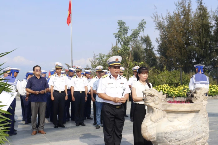 Trung đoàn 196 Hải quân phối hợp tổ chức dâng hương Khu tưởng niệm chiến sĩ Gạc Ma