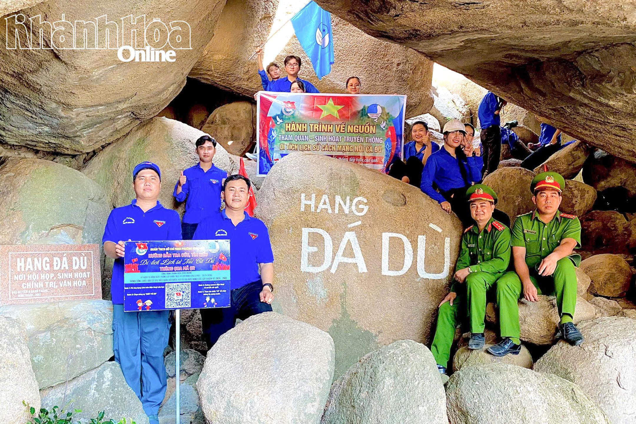 Đoàn phường Ninh Chử thực hiện công trình thanh niên bảng mã QR tại di tích lịch sử núi Cà Đú.