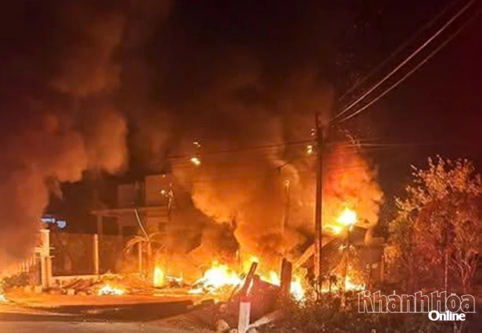 Cơ sở sửa chữa lốp ô tô bị hỏa hoạn trong đêm