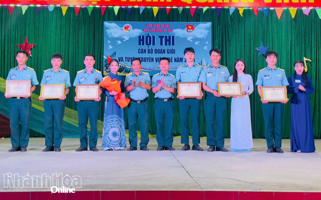 Ban tổ chức trao gải cho các cá nhân và đội thi đạt giải.