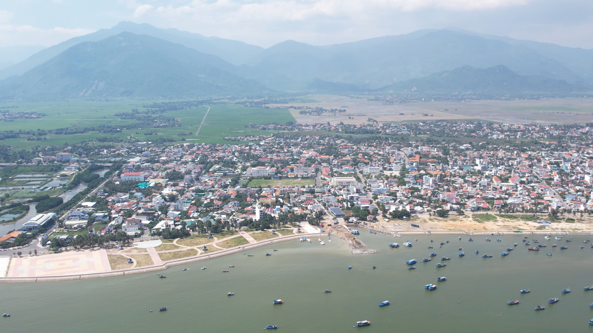 Một góc thị trấn Vạn Giã, huyện Vạn Ninh.