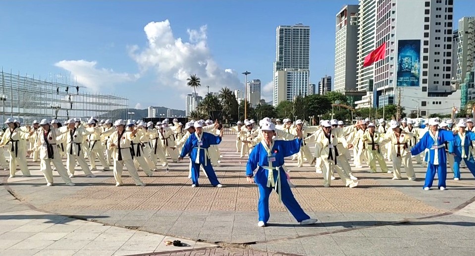 Hơn 350 người cao tuổi tham gia tổng duyệt đồng diễn dưỡng sinh
