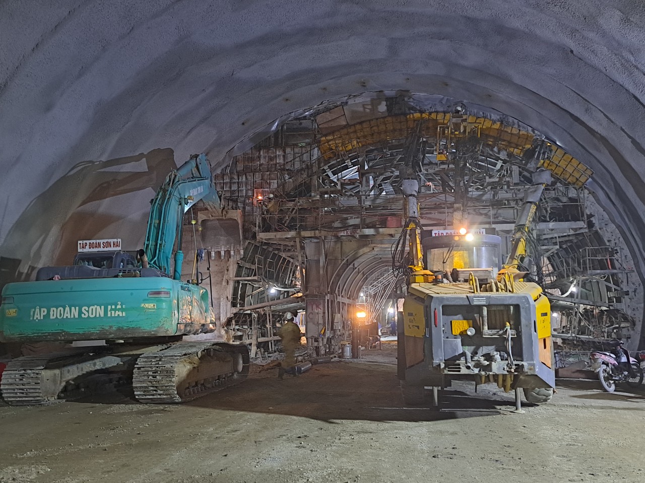 Cao tốc Nha Trang - Cam Lâm:: 2.400 công nhân thi công xuyên lễ để kịp thông xe trong tháng 5