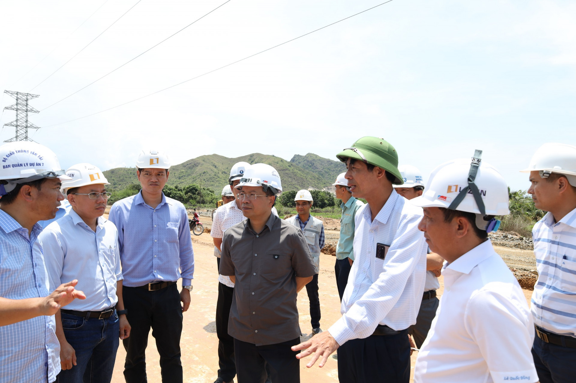 Thứ trưởng Nguyễn Duy Lâm (đứng giữa) nghe chủ đầu tư báo cáo tiến độ dự án.
