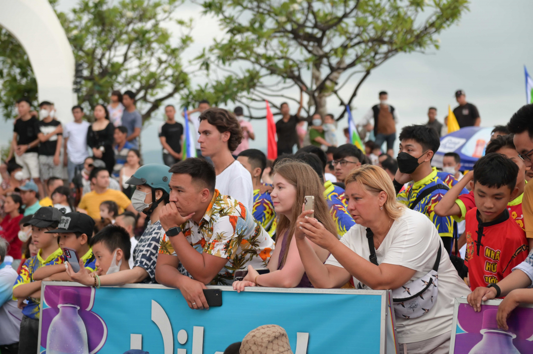 Foreign tourists see the unicorn-lion-dragon performances

