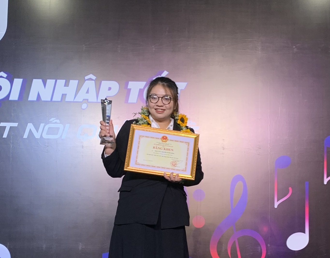 Sinh viên Nguyễn Thị Bích Phượng nhận danh hiệu Sinh viên 5 tốt cấp trung ương. 