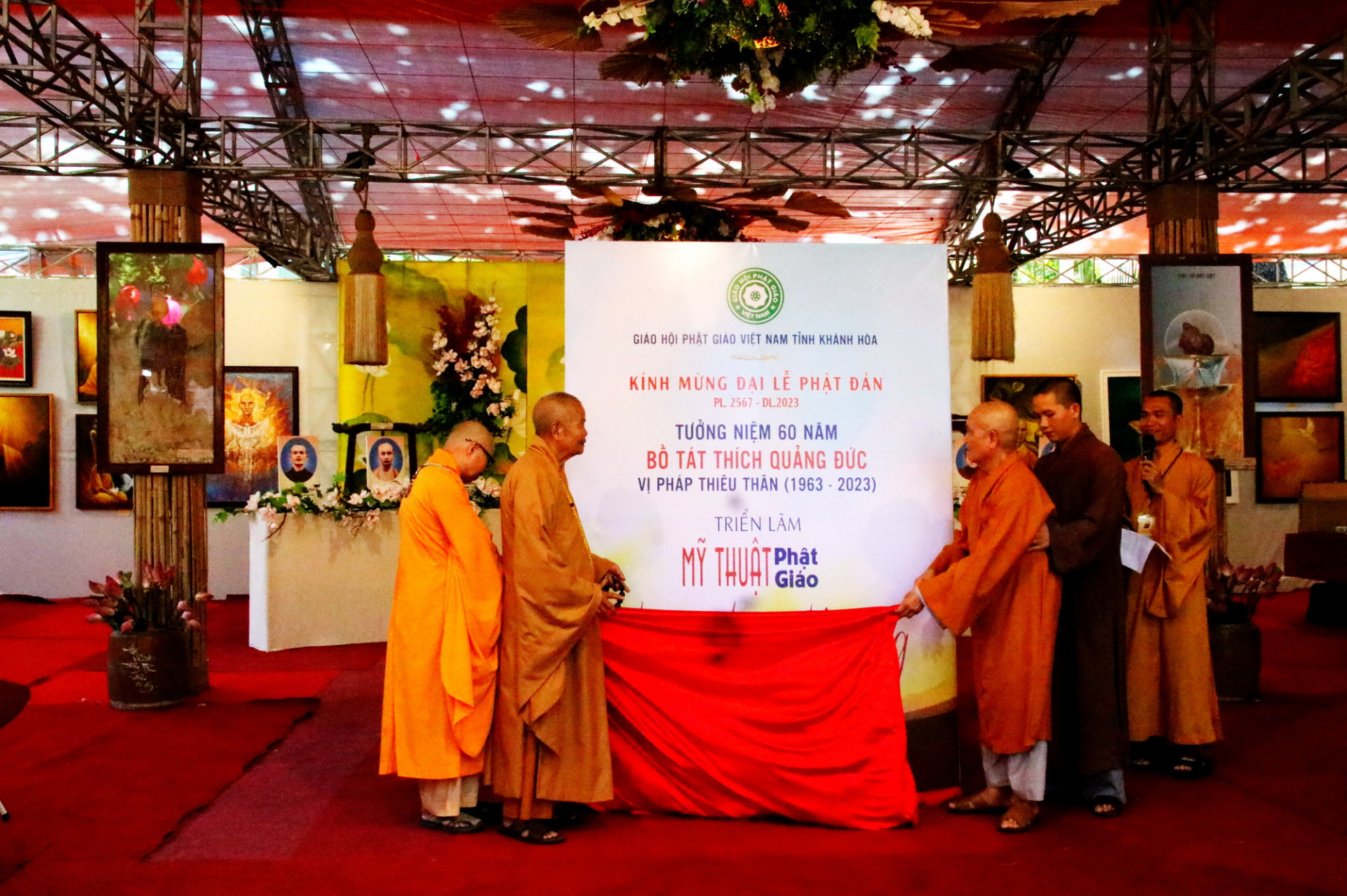 Đại diện Ban Trị sự Giáo hội Phật giáo Việt Nam  tỉnh Khánh Hòa khai mạc triển lãm