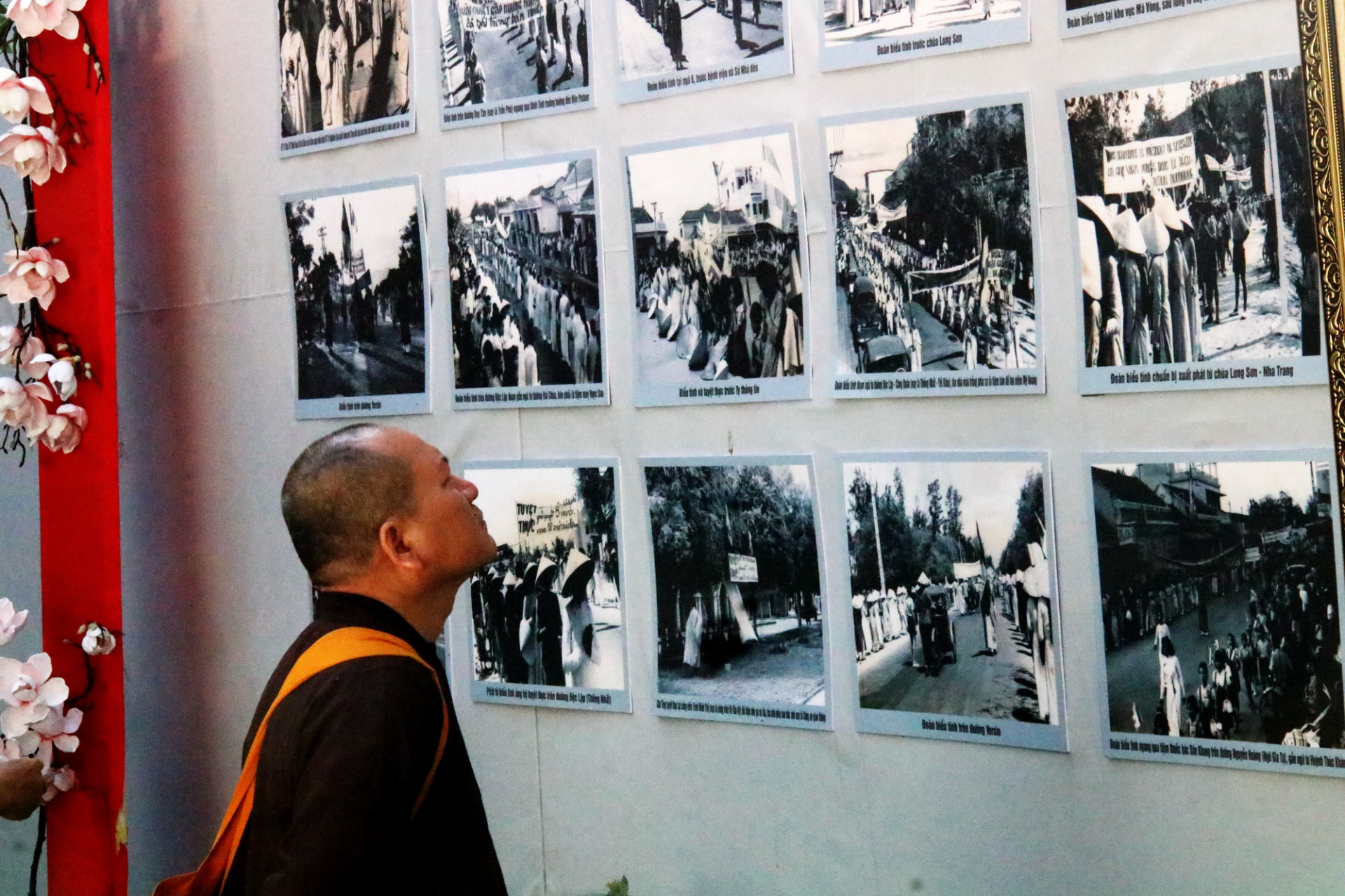 Một nhà sư xem các hình ảnh tăng ni, phật tử biểu tình đấu tranh tại Nha Trang năm 1963