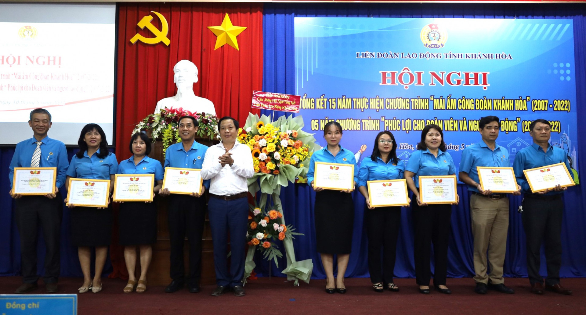 Ông Hà Quốc Trị trao bằng khen cho những tập thể có nhiều đóng góp cho Chương trình "Mái ấm Công đoàn Khánh Hòa".