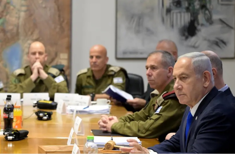 Thủ tướng Israel Netanyahu (phải) trong cuộc họp với các quan chức quân sự cấp cao. Ảnh: GPO

