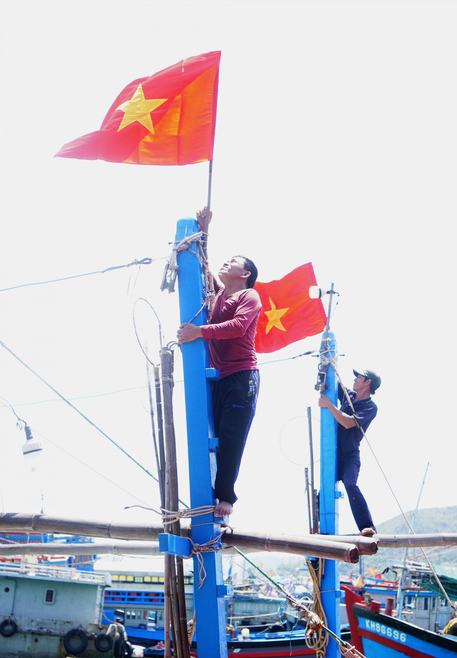 Ngư dân Hòn Rớ (xã Phước Đồng, TP. Nha Trang) thay mới cờ Tổ quốc trước lúc vươn khơi