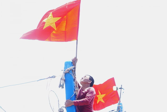 Theo cờ Tổ quốc vươn khơi 