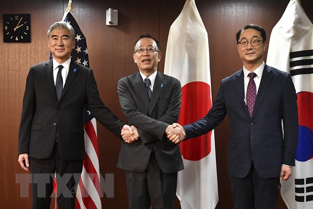 Đặc phái viên Mỹ về Triều Tiên Sung Kim, Vụ trưởng Vụ châu Á và Thái Bình Dương của Bộ Ngoại giao Nhật Bản Takehiro Funakoshi cùng Đặc phái viên Hàn Quốc về Hòa bình và An ninh trên Bán đảo Triều Tiên Kim Gunn trong cuộc gặp ở Tokyo, Nhật Bản, ngày 7/9/2022. (Ảnh: AFP/TTXVN)

