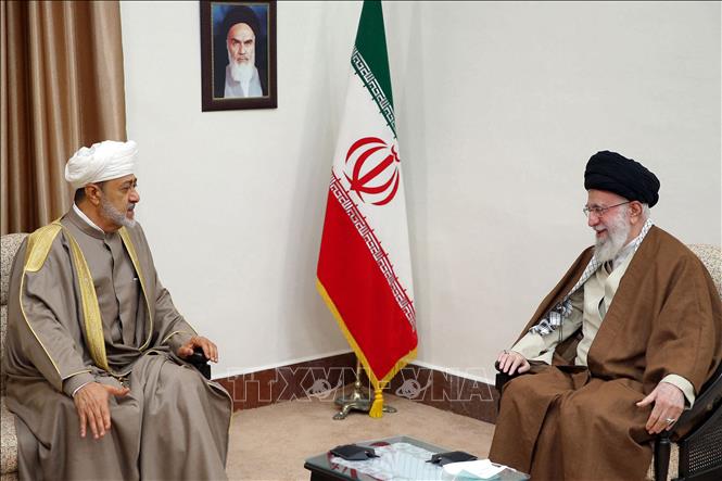 Đại giáo chủ Iran Ali Khamenei (phải) và Quốc vương Oman Haitham bin Tariq al-Said tại cuộc gặp ở Tehran ngày 29/5/2023. Ảnh: AFP/TTXVN

