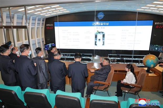 Nhà lãnh đạo Triều Tiên Kim Jong-un (thứ hai, phải) thị sát Cơ quan Phát triển hàng không vũ trụ quốc gia tại Bình Nhưỡng, ngày 18/4/2023. (Ảnh: Yonhap/TTXVN)

