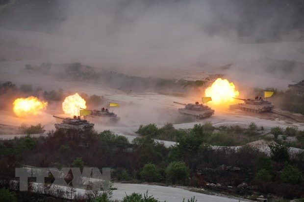 Xe tăng K2 của Hàn Quốc tham gia cuộc tập trận bắn đạn thật tại Trường huấn luyện bắn Seungjin ở Pocheon, ngày 25/5/2023. (Ảnh: YONHAP/TTXVN)

