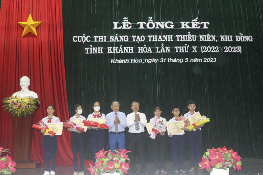 Ông Trần Hòa Nam và ông Nguyễn Đắc Tài trao giải Nhì.
