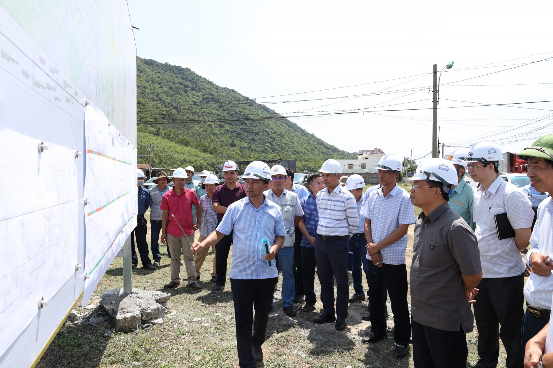 Thứ trưởng Nguyễn Duy Lâm yêu cầu các nhà thầu huy động nhân lực, máy móc để đẩy nhanh tiến độ dự án.