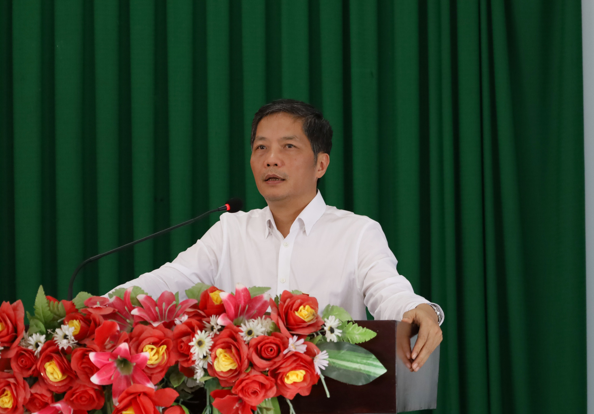 Ông Trần Tuấn Anh phát biểu tại hội nghị tiếp xúc cử tri huyện Vạn Ninh.