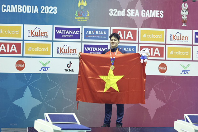 Kình ngư Trần Hưng Nguyên lập "hat-trick Vàng" tại SEA Games 32
