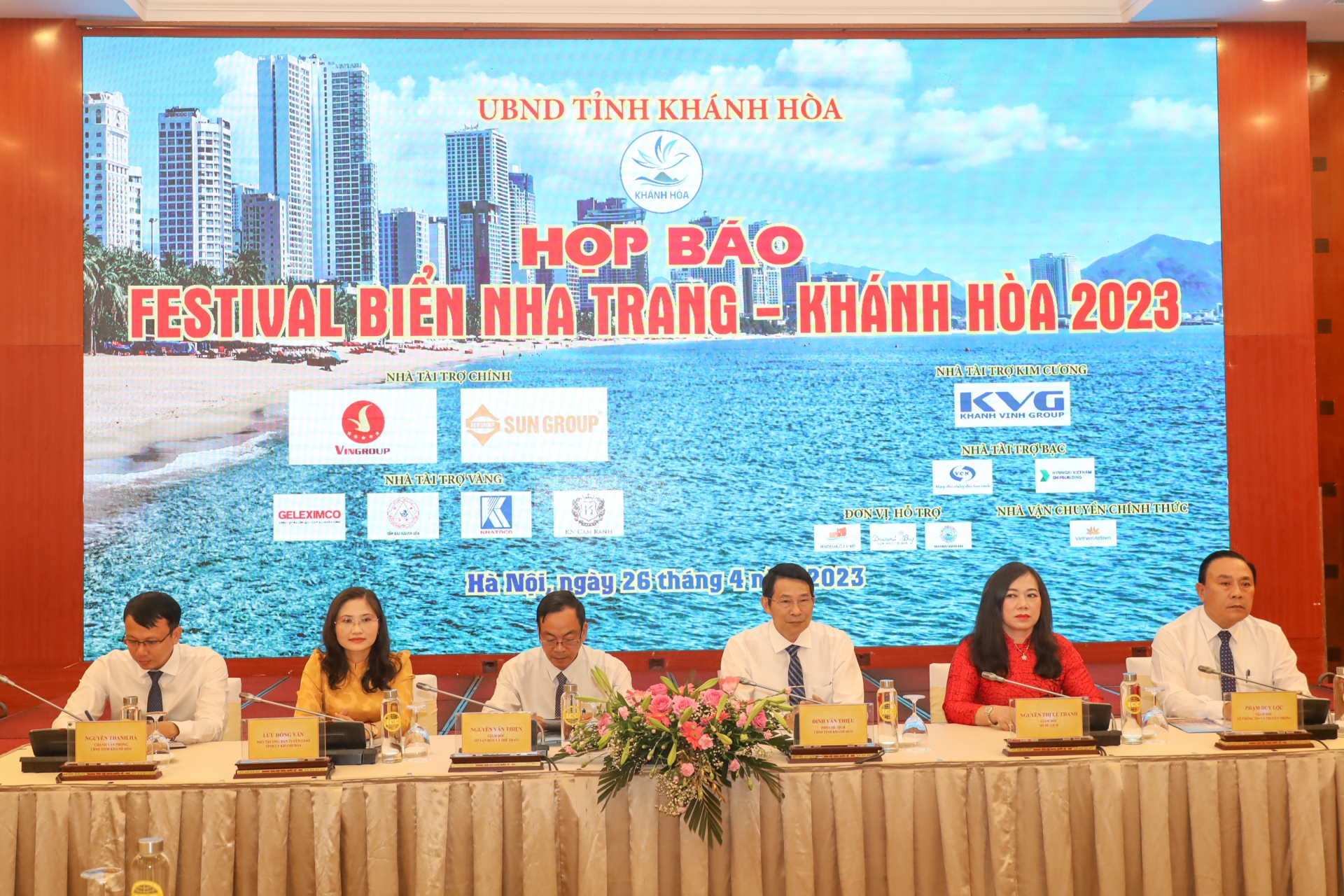 Leaderships of Khanh Hoa Provincial Peoples Committee, departments and sectors chair the press conference about Sea Festival 2023 in Hanoi

