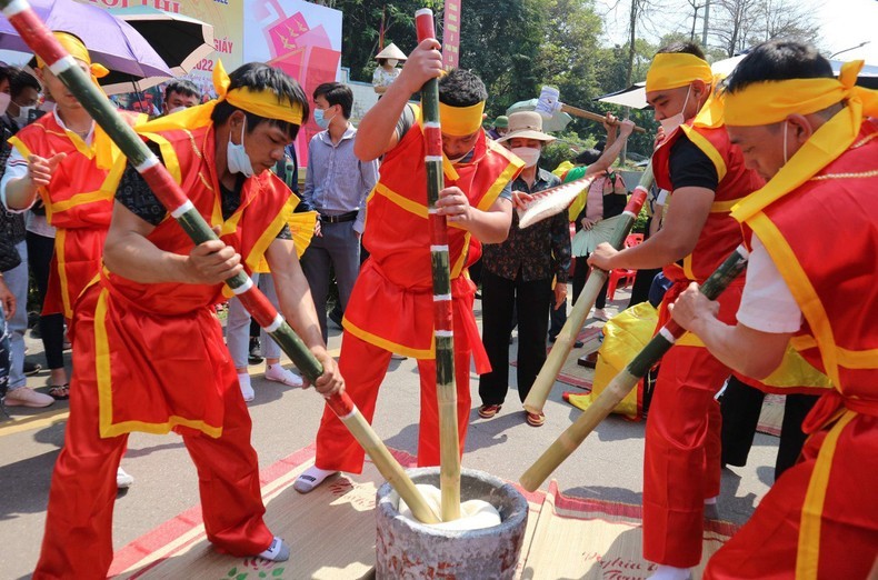 Hội thi giã bánh dày tại Lễ hội Đền Hùng. (Ảnh: NGỌC LONG)

