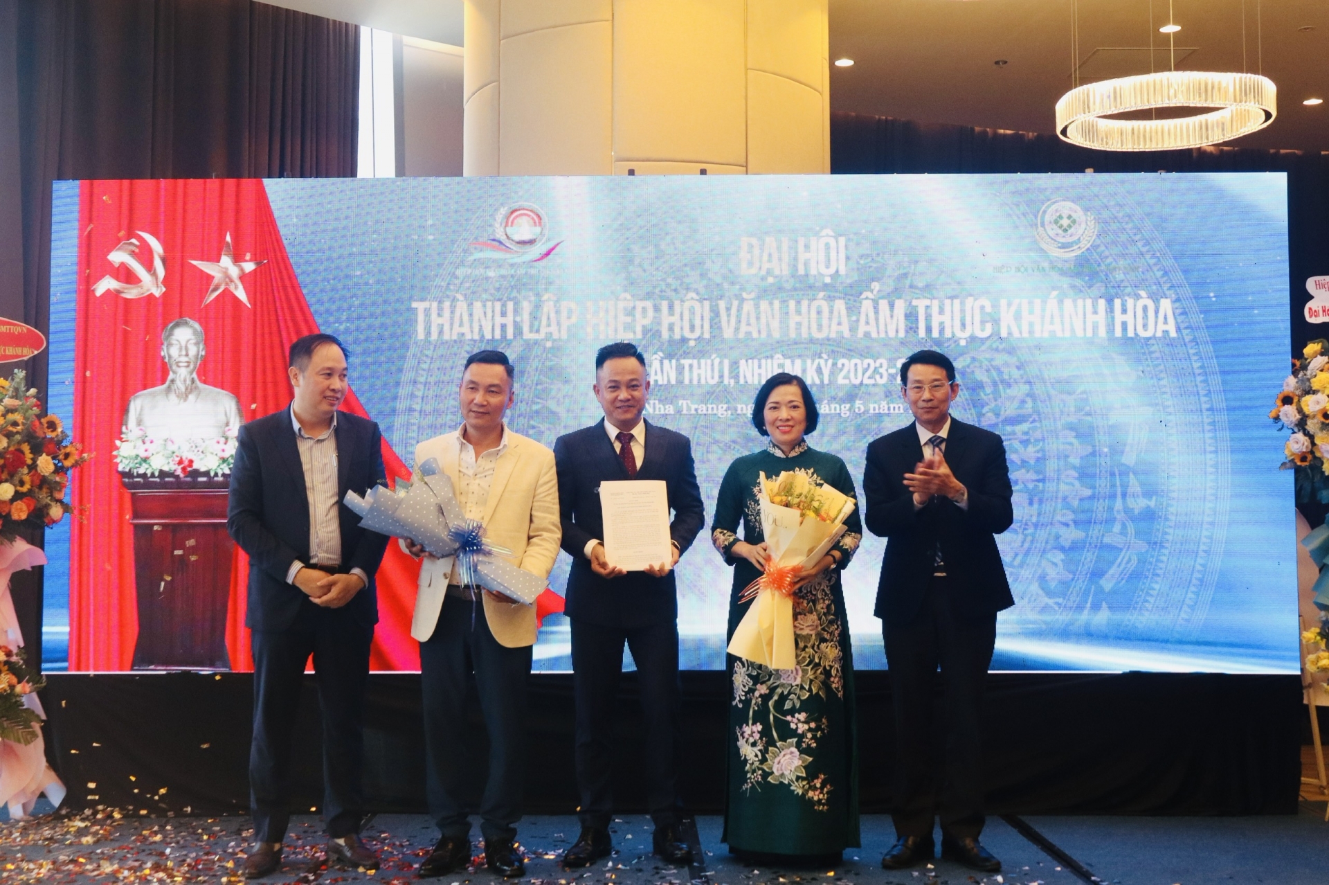 Dinh Van Thieu presents approval decision of the Chairman of Khanh Hoa Provincial Peoples Committee to Khanh Hoa Cuisine Culture Association

