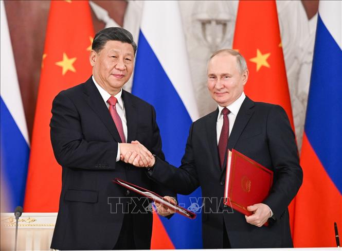 Tổng thống Nga Vladimir Putin (phải) và Chủ tịch Trung Quốc Tập Cận Bình tại lễ ký tuyên bố chung về tăng cường quan hệ đối tác hợp tác chiến lược toàn diện Nga-Trung trong thời đại mới, ở Moskva, ngày 21/3/2023. Ảnh: THX/ TTXVN

