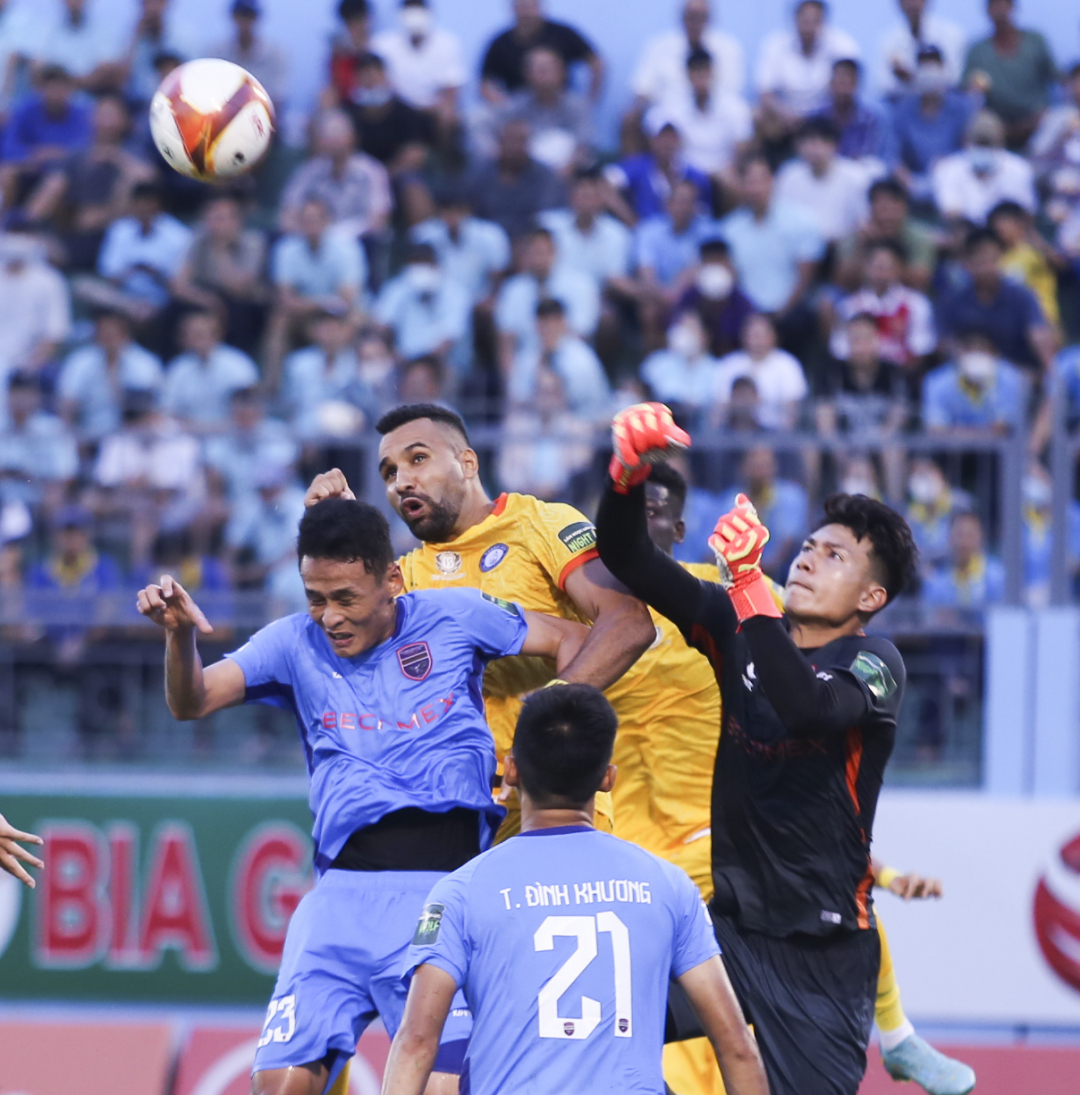 Khanh Hoa FC (yellow jersey) playing Becamex Binh Duong (blue jersey) in round 8

