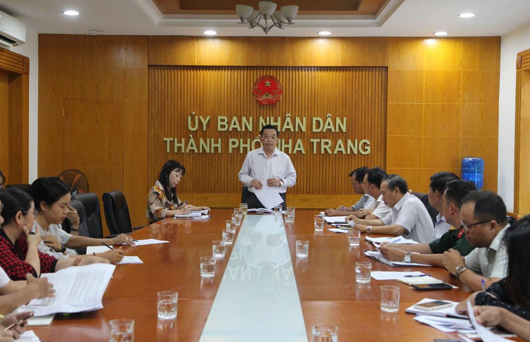 Nguyen Sy Khanh chairs the review meeting

