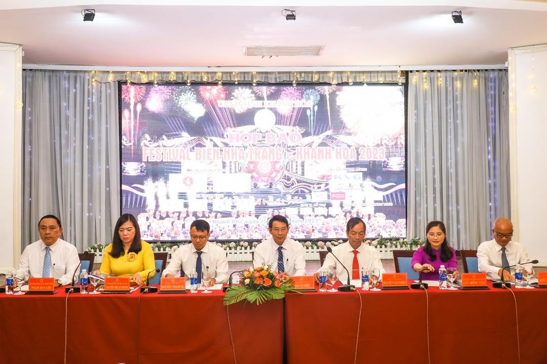 Dinh Van Thieu and leaders of Khanh Hoa’s departments chair the press conference

