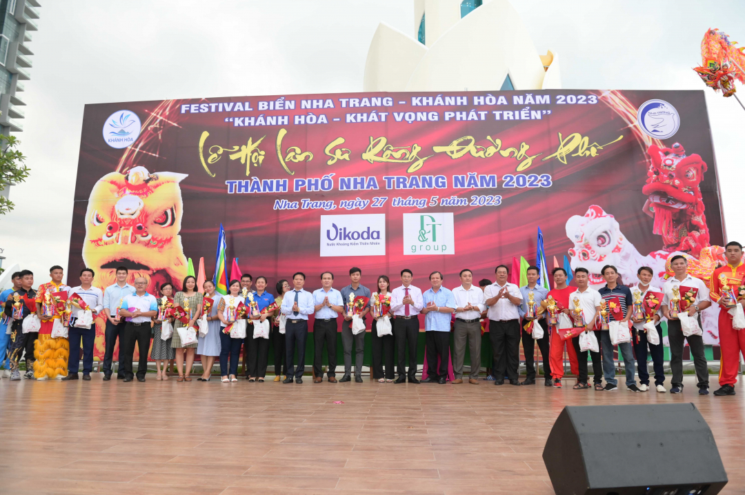 Representatives giving souvenir trophy and gifts to participating teams

