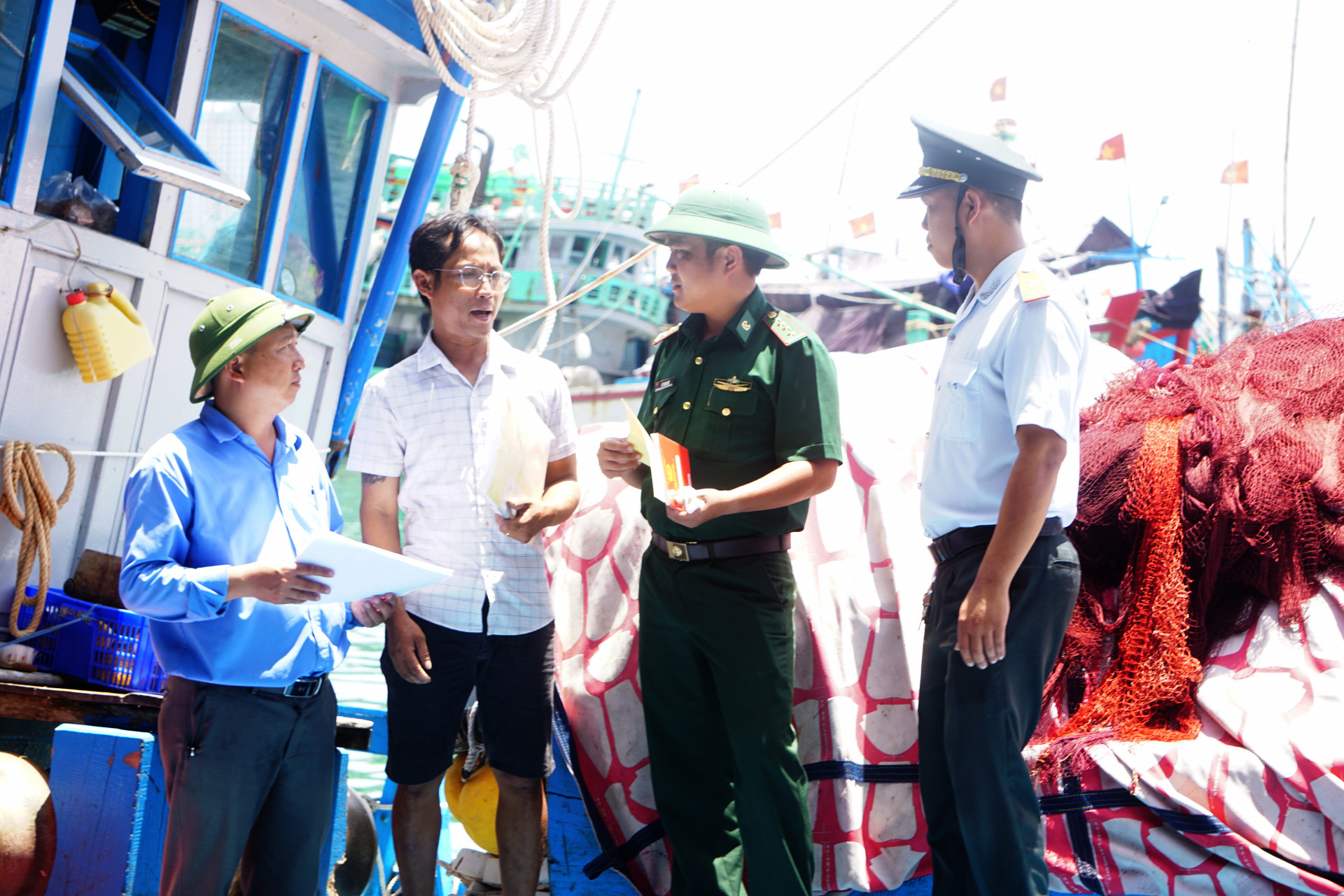 Các lực lượng chức năng tuyên truyền đến ngư dân tuân thủ các quy định về chống khai thác IUU