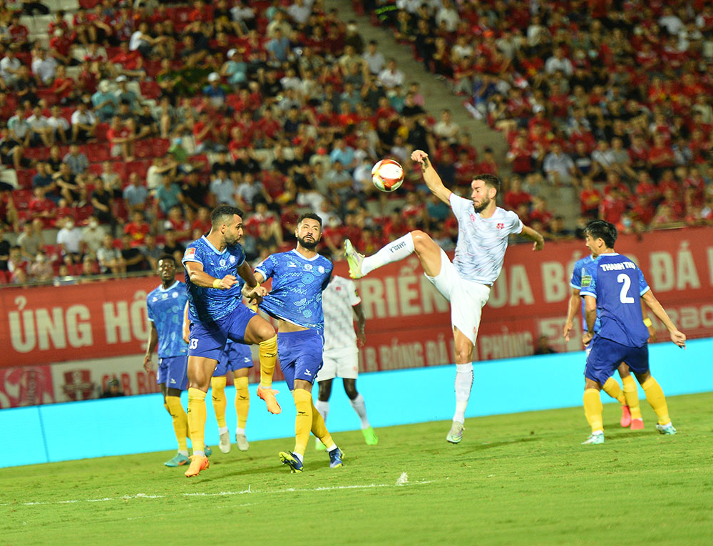 Khanh Hoa FC (blue jersey) are likely to have another tough away match (Photo: VPF)

