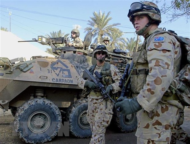 Binh sỹ Australia gác tại lối vào Đại sứ quán Australia ở thủ đô Baghdad, Iraq. (Ảnh: AFP/TTXVN)

