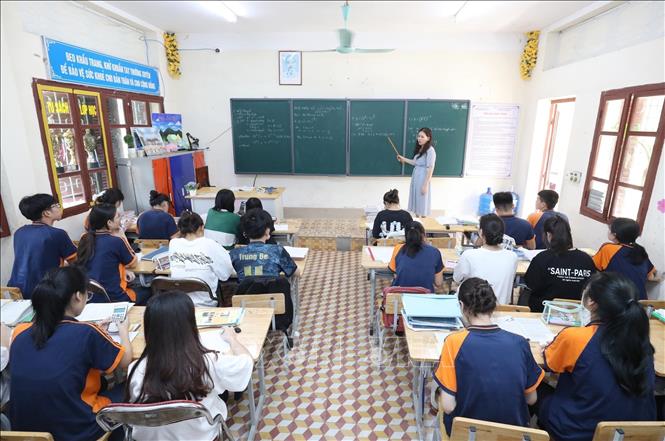 Giờ ôn tập môn Toán của các em học sinh Lớp 12A1, Trường THPT Dân tộc nội trú tỉnh Lạng Sơn. Ảnh: Anh Tuấn/TTXVN