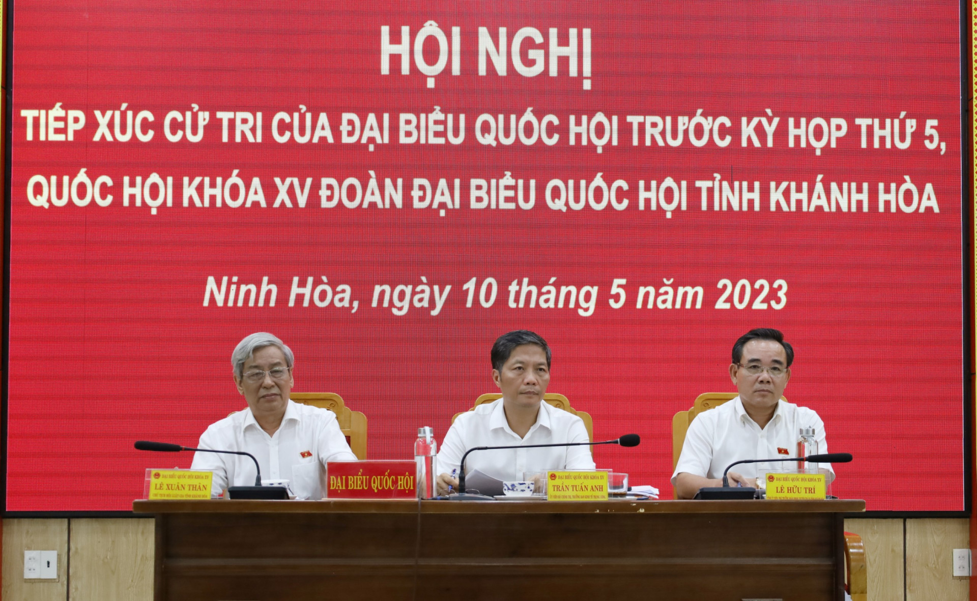 Các đại biểu Quốc hội tham dự hội nghị tiếp xúc cử tri tại Ninh Hòa.