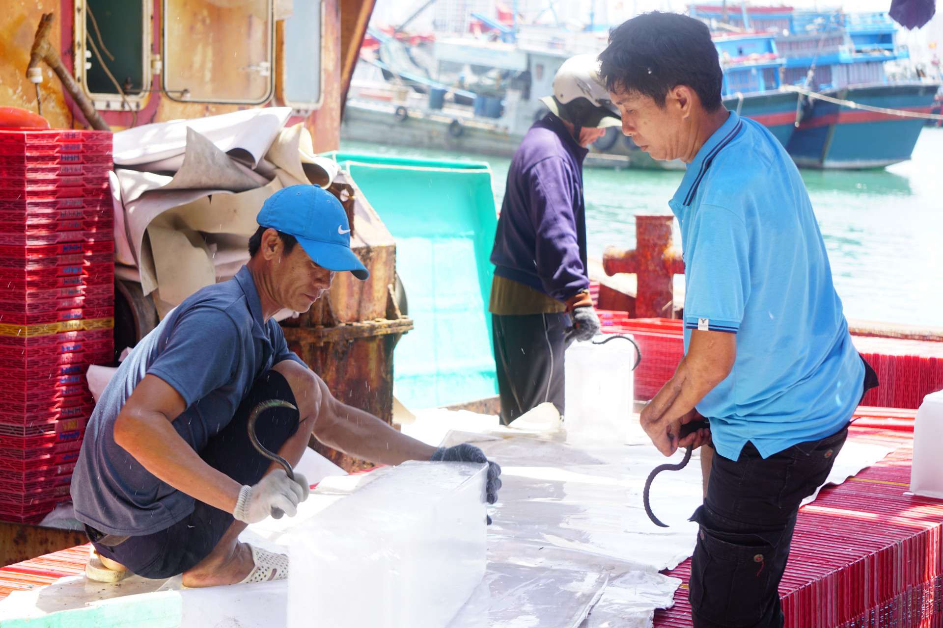 Ngư dân trong tỉnh cập cảng Hòn Rớ để lấy đá lạnh để vươn khơi khai thác hải sản