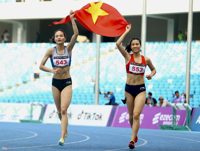 Việt Nam tiếp tục áp đảo ở nội dung chạy 800 m nữ khi Thu Hà giành HCV còn Bùi Thị Ngân về nhì


