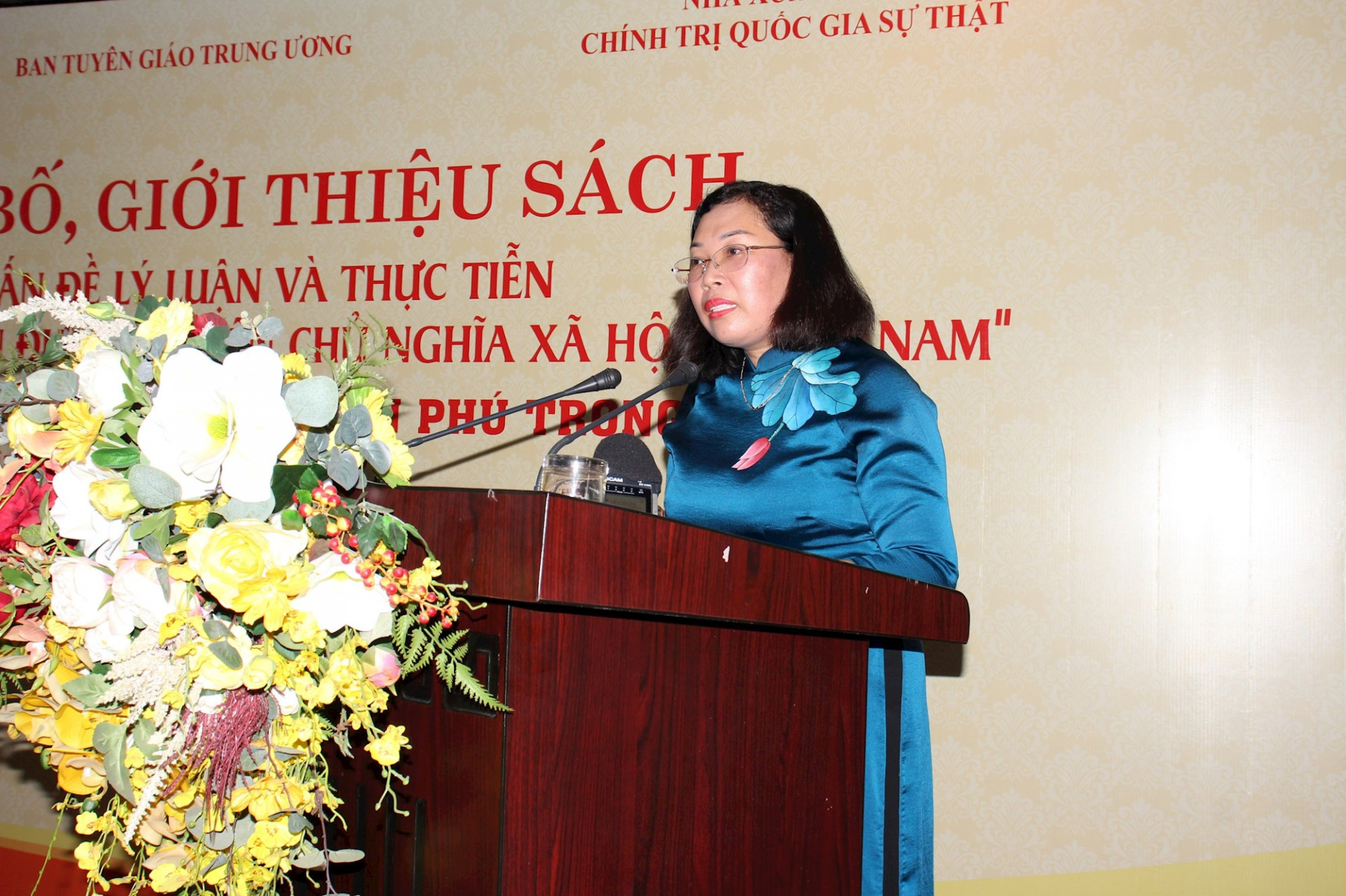 Phó Giám đốc, Phó Tổng Biên tập Nhà Xuất bản Chính trị quốc gia Sự thật Phạm Thị Thinh giới thiệu về sách.

