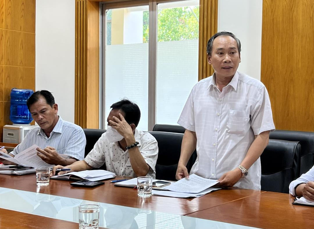 Cao Dinh Trung, Head of Nha Trang City Information and Culture Department reporting at the meeting

