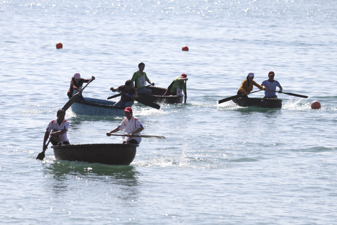 Nha Trang City’s basket boat paddling and swinging competition

