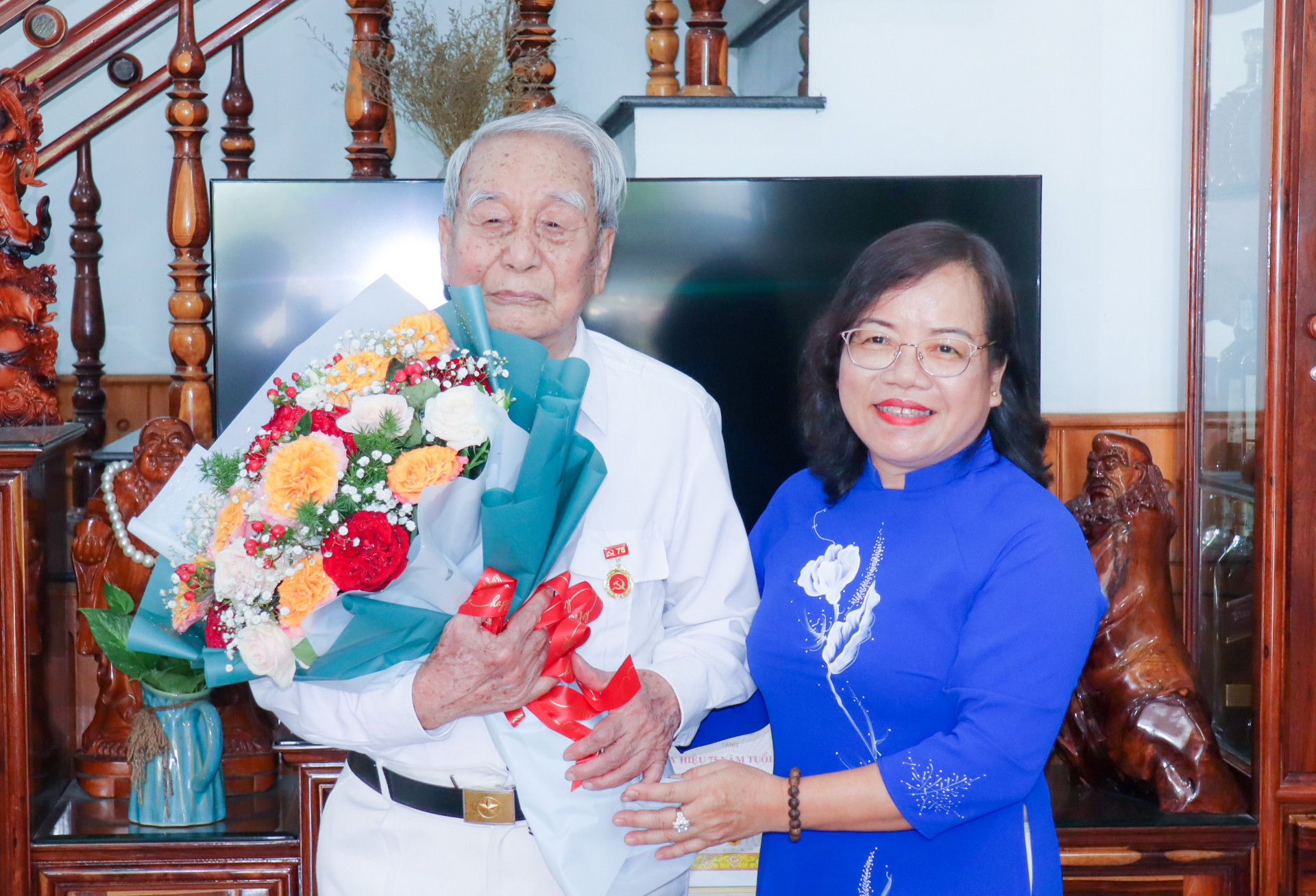 Lãnh đạo Thành ủy Cam Ranh tặng hoa chúc mừng đảng viên Cao Ánh Đăng
