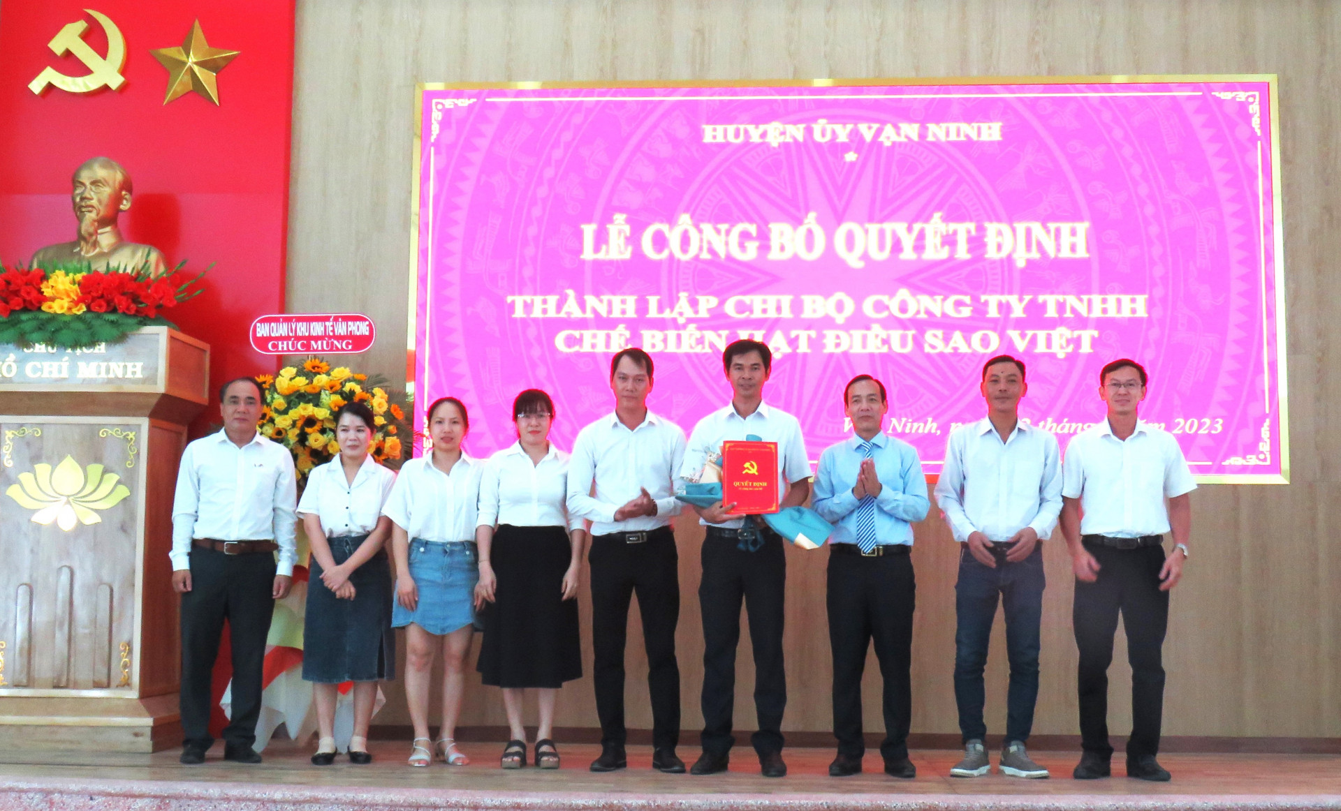 Ban Chỉ đạo phát triển Đảng, đoàn thể trong các đơn vị kinh tế tư nhân huyện trao quyết định thành lập Chi bộ Công ty TNHH Chế biến hạt điều Sao Việt.
