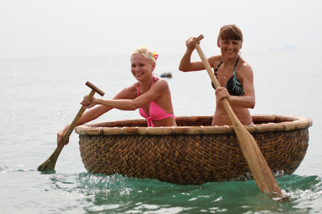 Foreign tourists experiencing paddling basket boat in Sea Festival 2019

