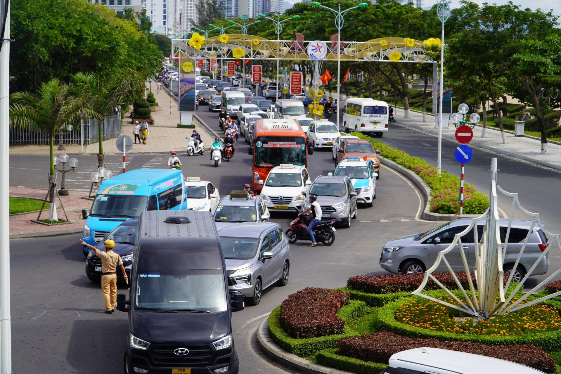 Trong những ngày nghỉ lễ, đường Trần Phú, TP. Nha Trang đông nghẹt xe của khách du lịch 